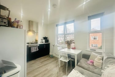 2 bed flat, Park Road, Lenton, Nottingham, NG71JG - Image 2